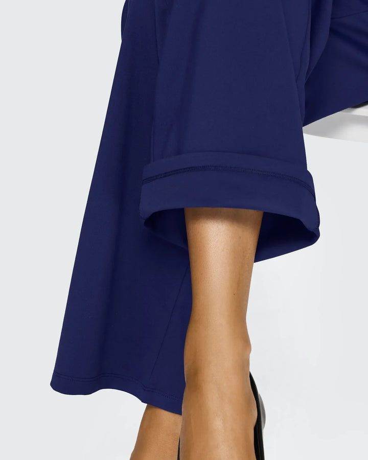 Pantalones de mujer tiro alto pierna ancha con bolsillos, ideales para un look casual de trabajo.