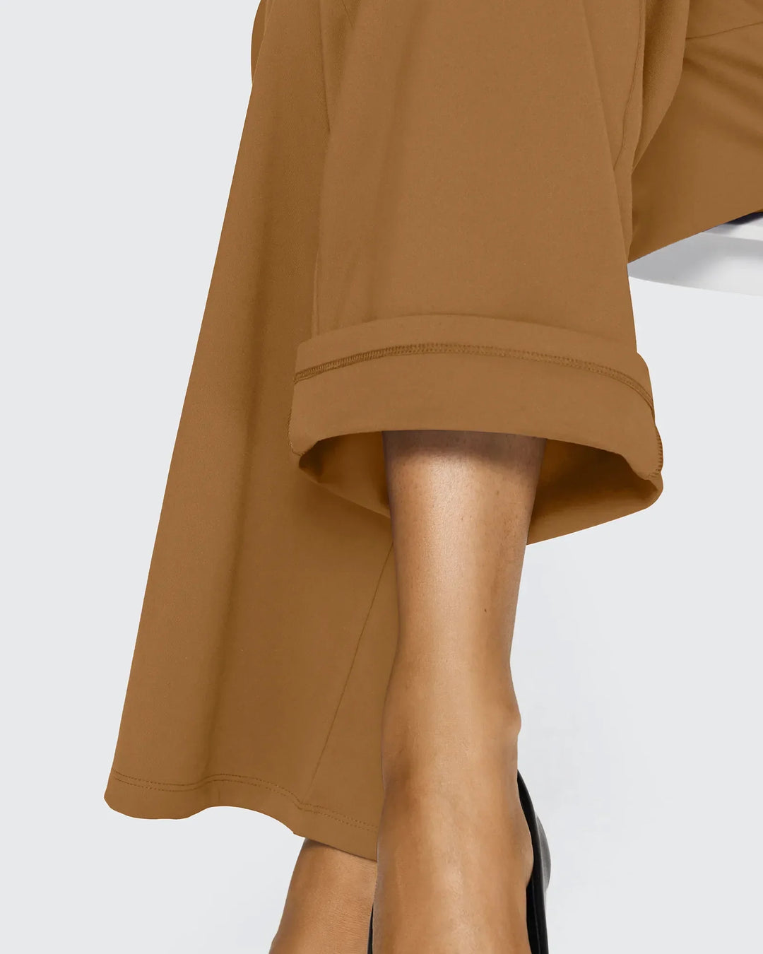 Pantalones de mujer tiro alto pierna ancha con bolsillos, ideales para un look de brunch o tardeo.