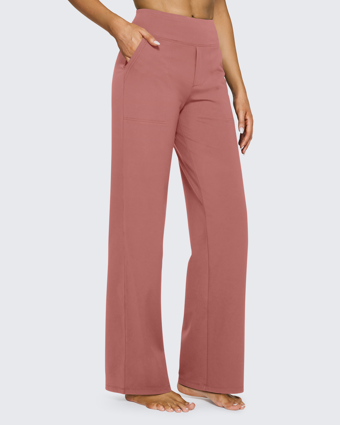 Elegancia y confort en pantalones de mujer tiro alto, pierna ancha, con prácticos bolsillos.