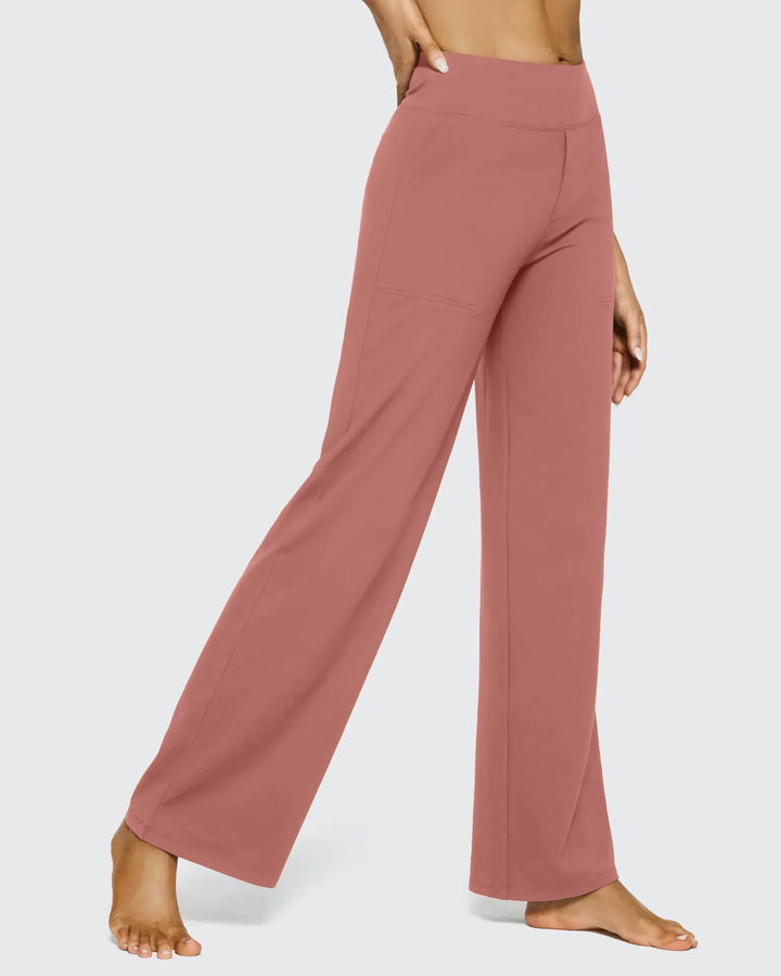Pantalón femenino, tiro alto, pierna ancha, bolsillos, diseño que favorece y estiliza.