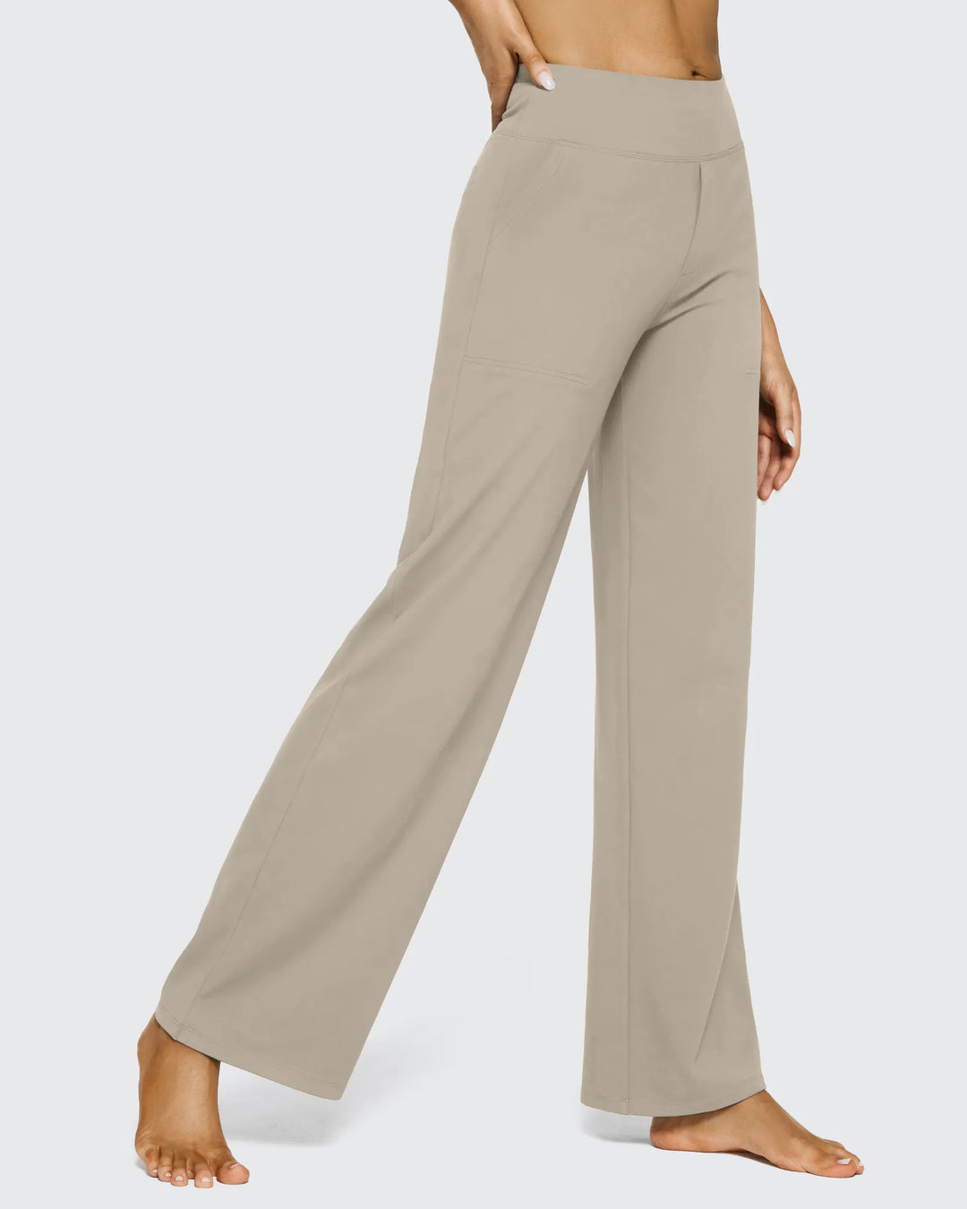 Pantalón de mujer tiro alto, pierna ancha, bolsillos, que combina elegancia y practicidad.