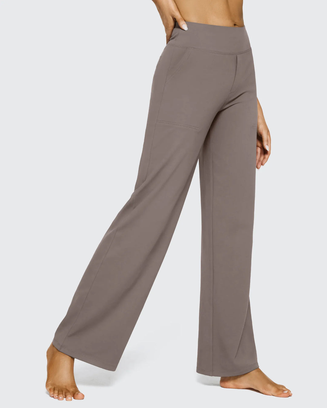 Estilo versátil: pantalones de mujer tiro alto, pierna ancha y bolsillos, un básico imprescindible.