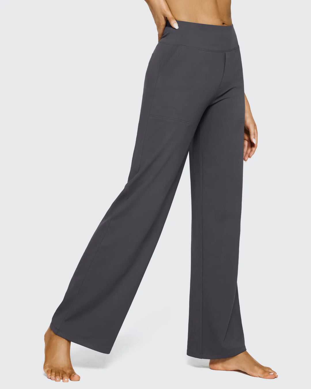 Pantalón de mujer con tiro alto, pierna ancha y bolsillos, un clásico renovado y muy cómodo.