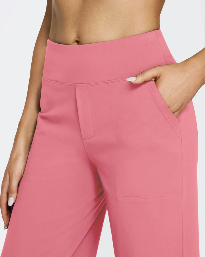 Pantalón femenino, tiro alto, pierna ancha, bolsillos, ideal para construir outfits variados.