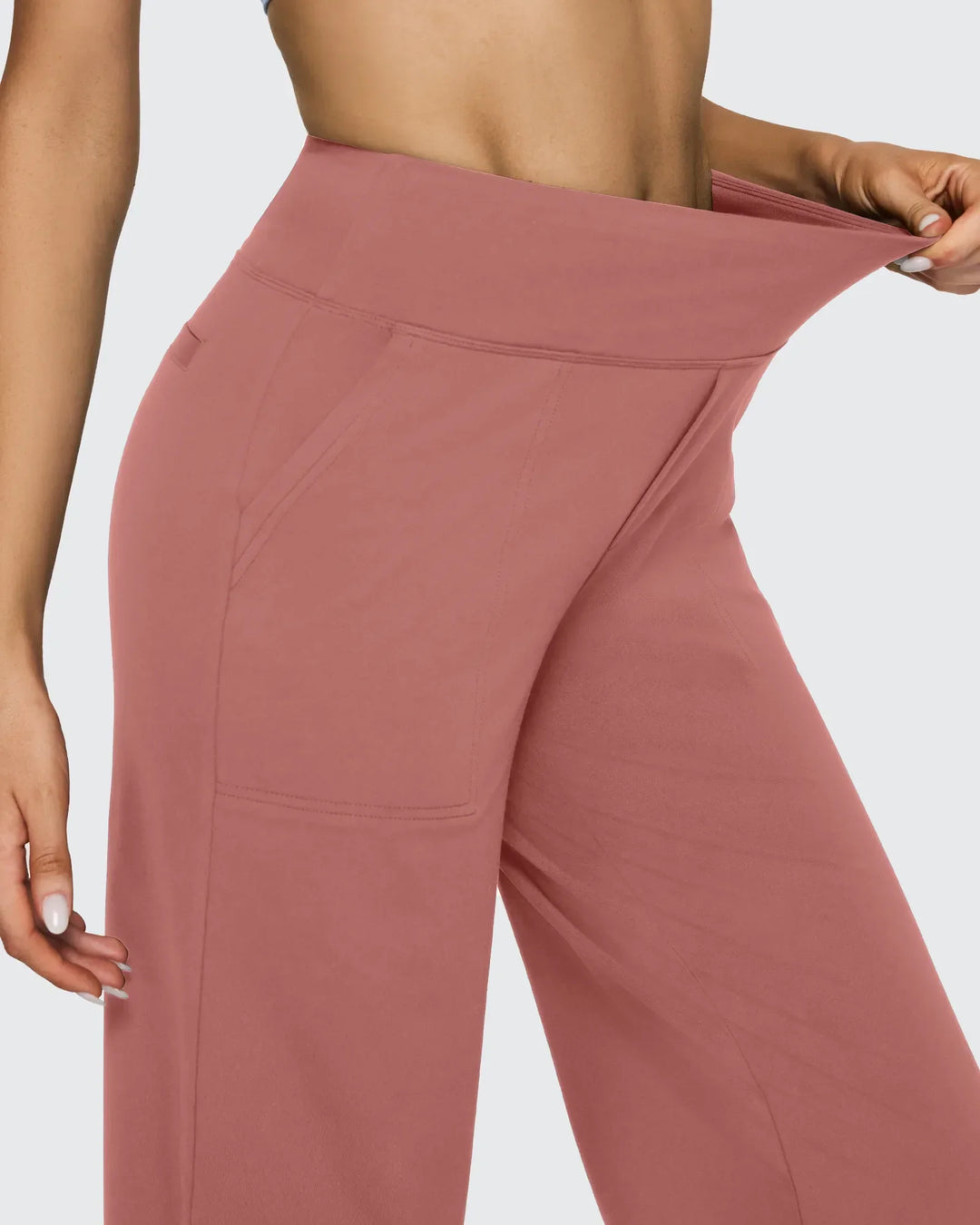 Moda femenina: pantalones tiro alto, pierna ancha con bolsillos, que realzan tu figura.