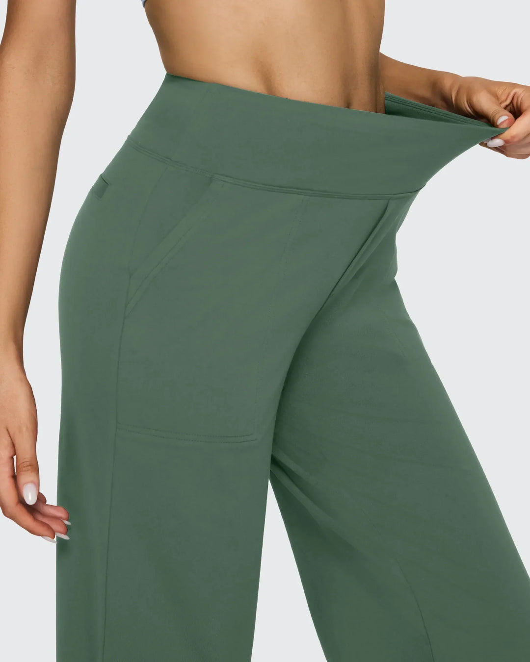 Pantalón femenino con tiro alto, pierna ancha, bolsillos, ideal para combinar con blusas o tops.
