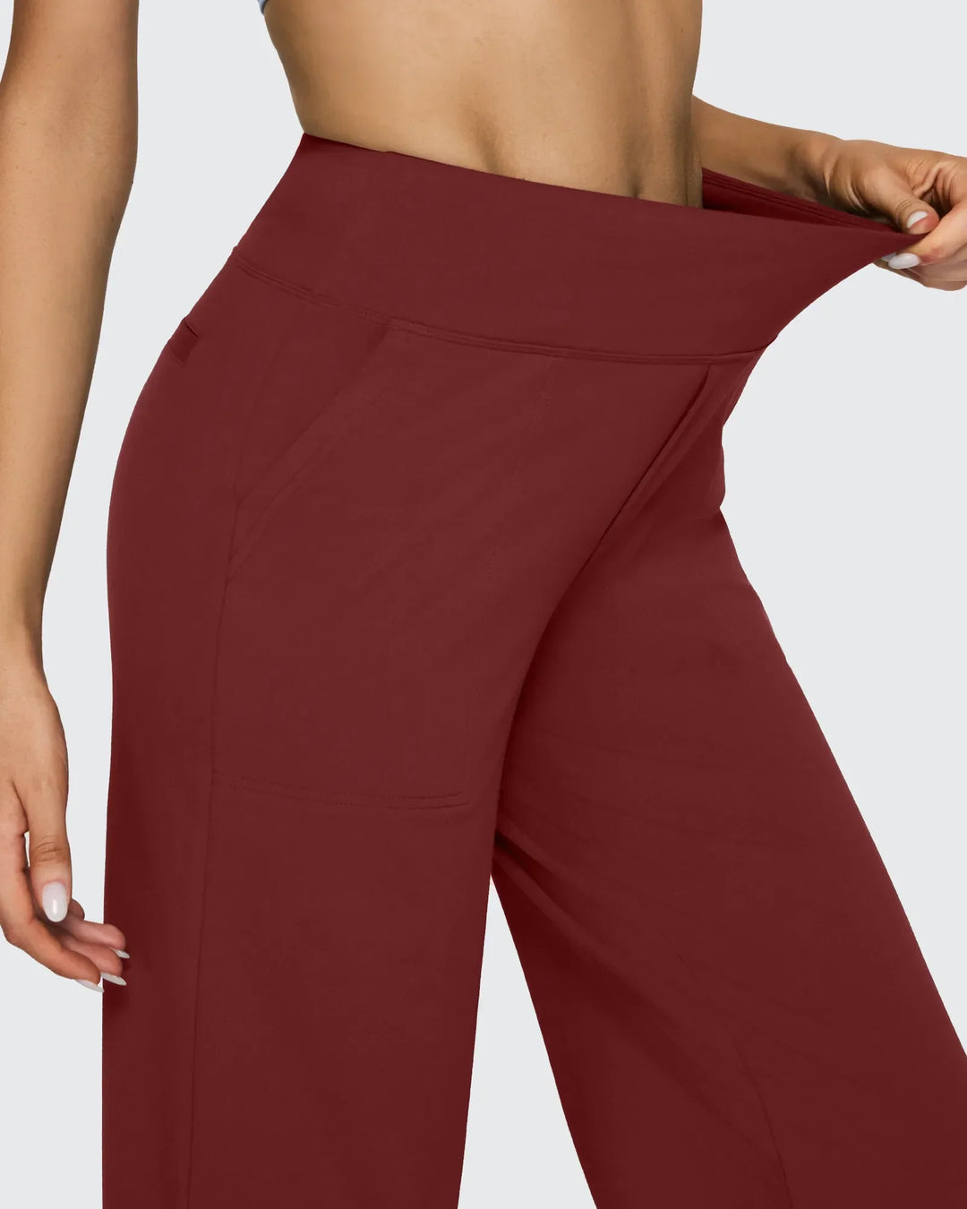 Pantalón femenino, tiro alto, pierna ancha, bolsillos, que te ofrece libertad de movimiento.