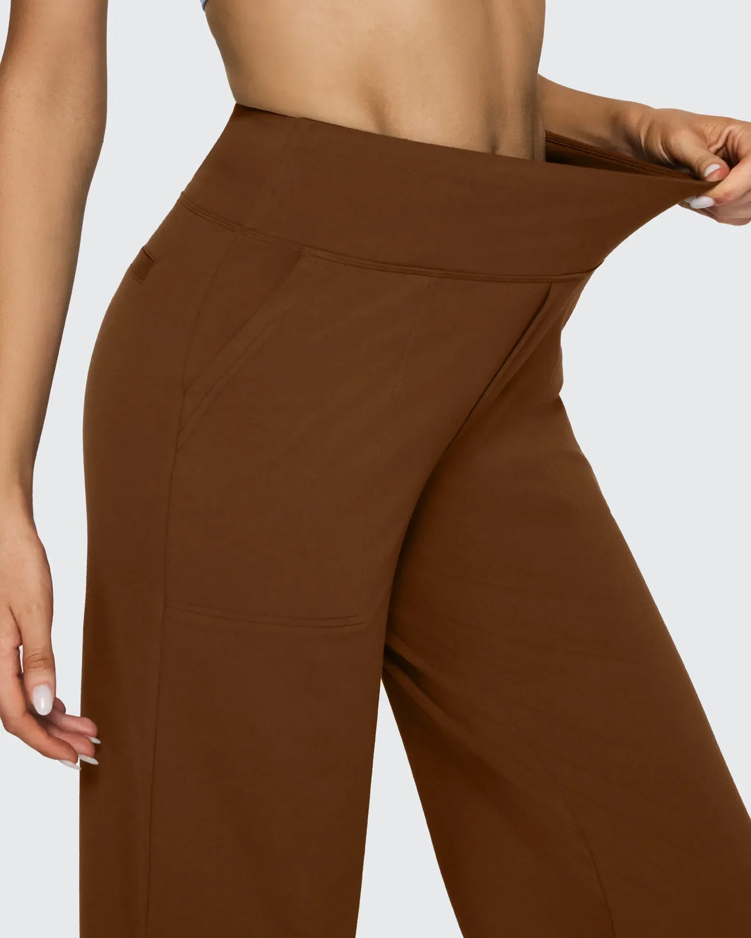 Pantalones de mujer tiro alto, pierna ancha, con bolsillos, para un look sofisticado y práctico.