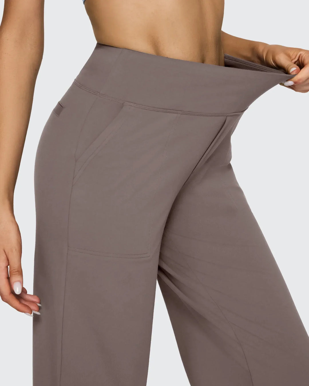 Pantalón femenino, tiro alto, pierna ancha, bolsillos, ideal para eventos casuales o semiformals.