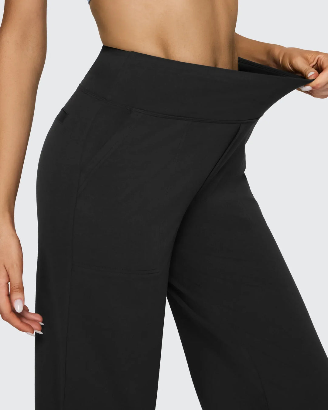 Ropa femenina: pantalones tiro alto, pierna ancha, bolsillos, ideales para crear looks únicos.