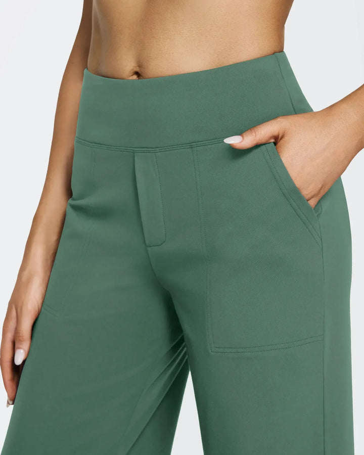 Pantalón de mujer tiro alto, pierna ancha, bolsillos, ideal para combinar con sandalias o tacones.