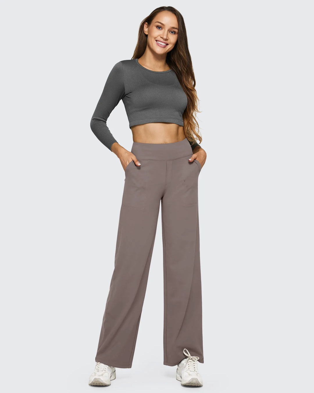 Pantalones de mujer, tiro alto, pierna ancha, bolsillos, ideales para un día de compras o paseo.