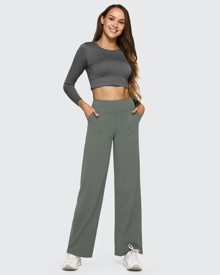 Pantalón femenino, tiro alto, pierna ancha, bolsillos, una prenda cómoda y muy a la moda.