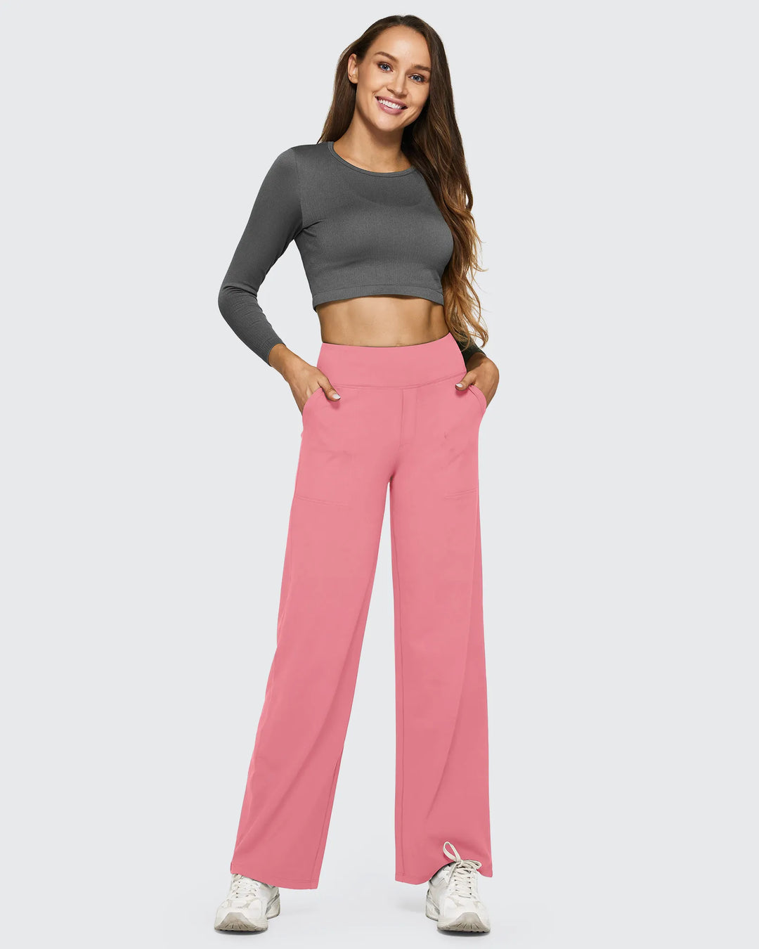 Pantalón femenino, tiro alto, pierna ancha, bolsillos, que ofrece un ajuste perfecto y cómodo.