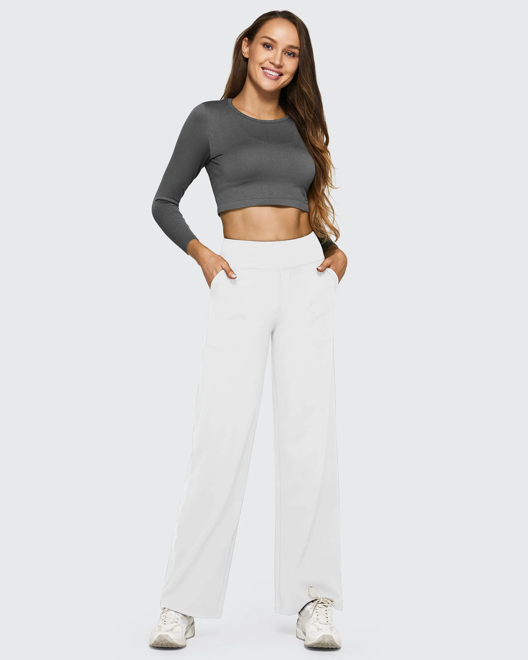 Moda esencial: pantalones tiro alto, pierna ancha, bolsillos, para un look con estilo propio.