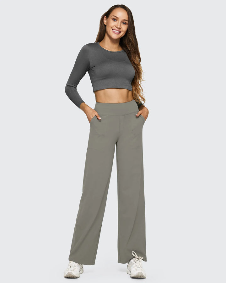Pantalones de mujer tiro alto pierna ancha con bolsillos, ideales para combinar con chaquetas.
