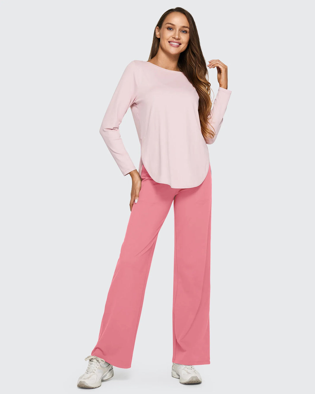 Pantalones de mujer, tiro alto, pierna ancha, bolsillos, perfectos para un look monocromático.