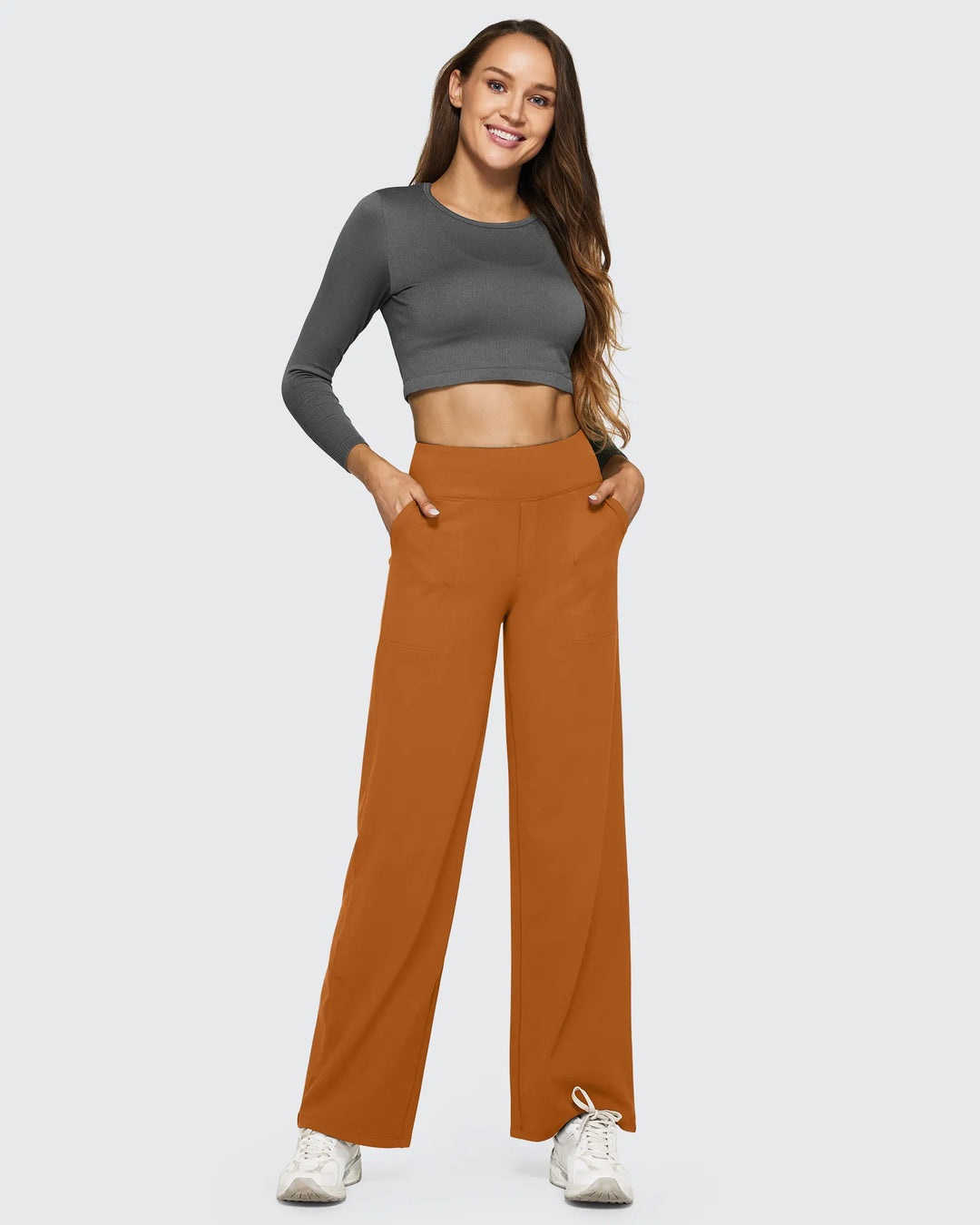 Pantalón femenino, tiro alto, pierna ancha, bolsillos, ideal para añadir a tu colección.