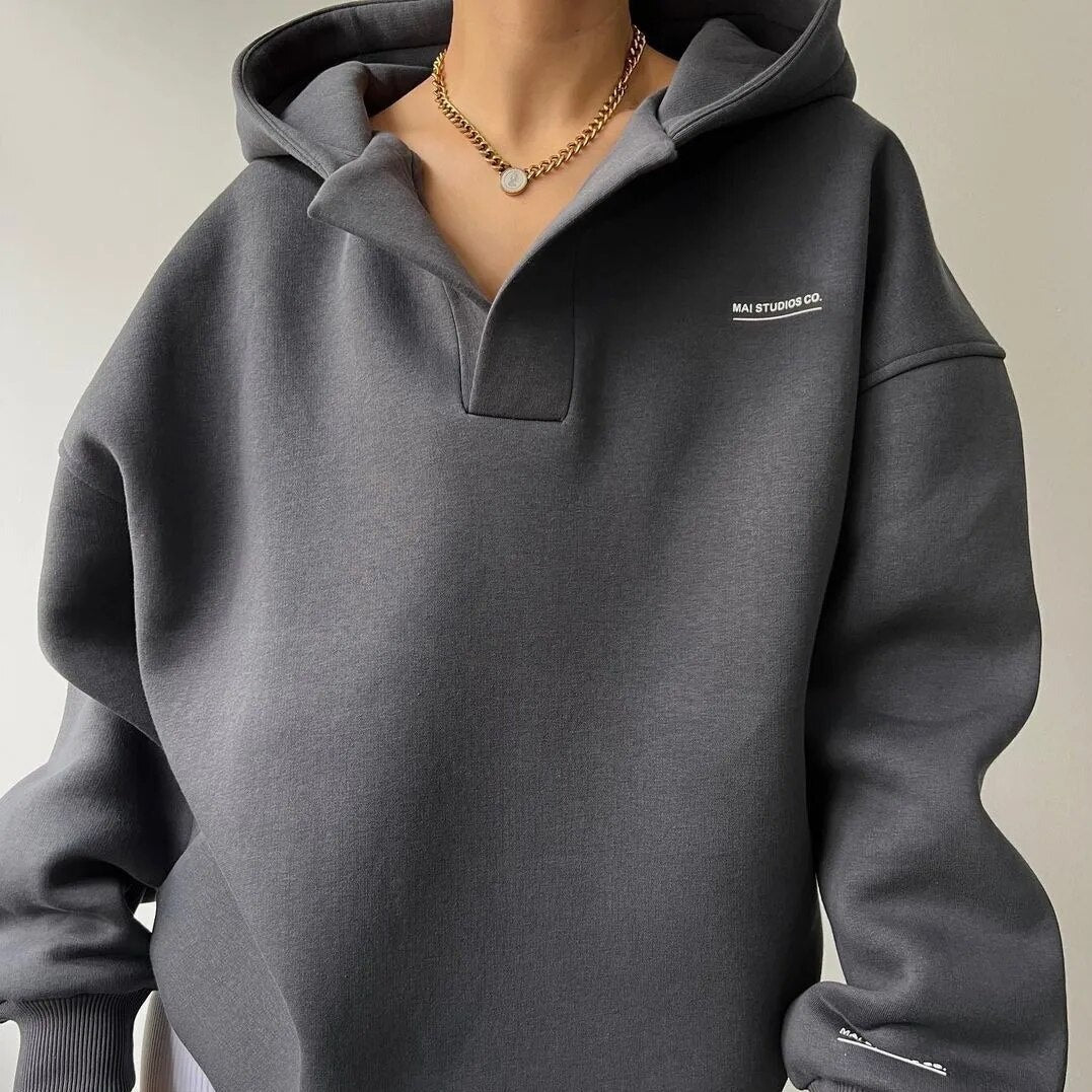 Sudadera beige oversize unisex de estilo relajado con capucha. Moda casual cómoda de manga larga para mujer.