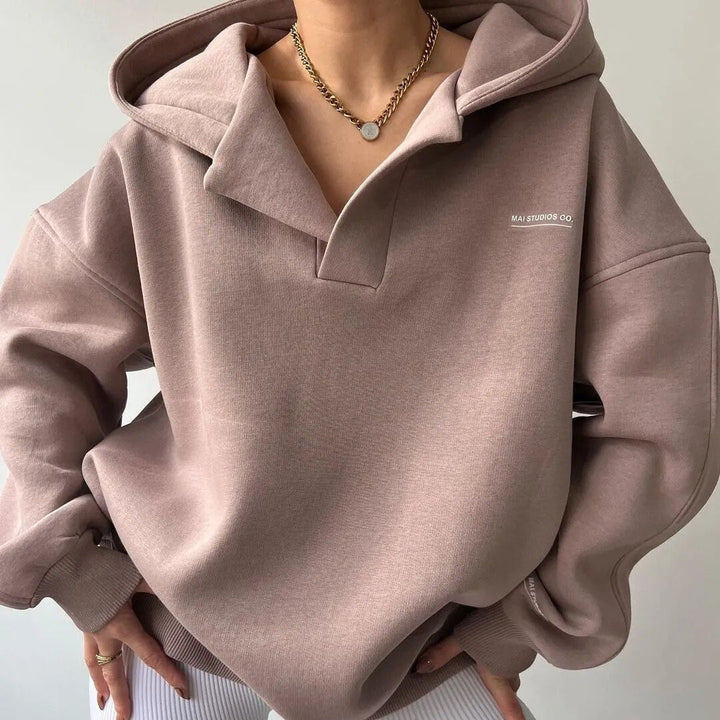 Sudadera oversize unisex rosa palo con capucha, estilo casual y cómodo. Perfecta para otoño e invierno.