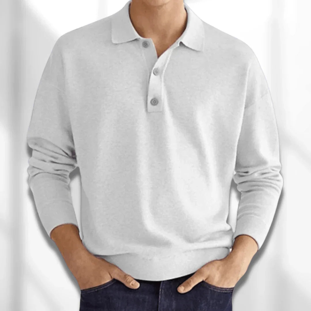 Primer plano del cuello de polo de manga larga para hombre. Destaca la calidad y comodidad de la ropa de punto.