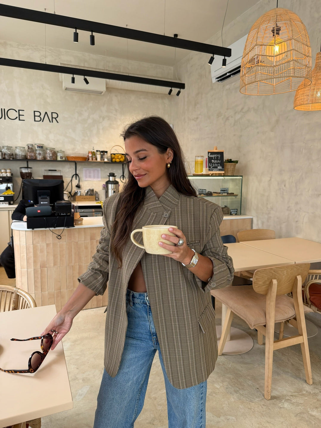 Elegante blazer de mujer con cuadros taupe asimétricos, chaqueta versátil para un look sofisticado.