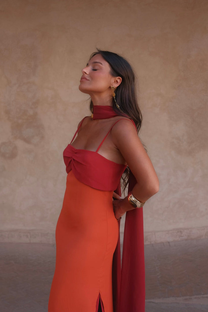 Vestido de fiesta largo bicolor para mujer, diseño elegante y moderno con caída fluida.