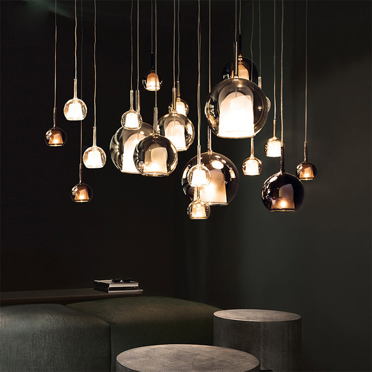 Elegante lámpara colgante de diseño nórdico minimalista. Ideal para iluminación y decoración moderna del hogar.