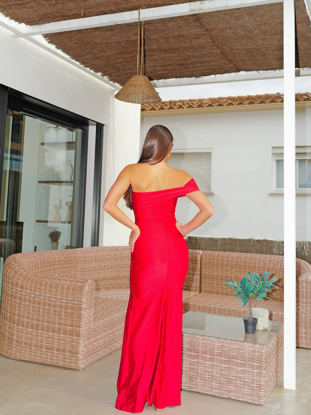 Elegante vestido rojo asimétrico de mujer, tejido elástico con escote barco para eventos formales.