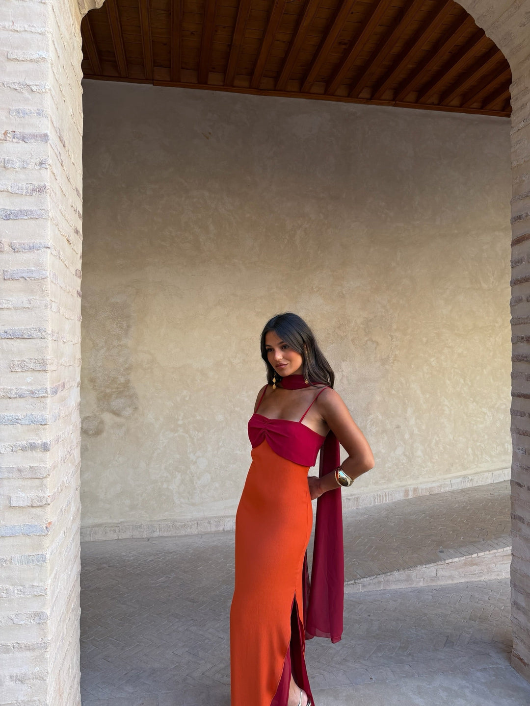 Vestido de noche bicolor con detalles de fular, ideal para eventos formales y moda femenina.