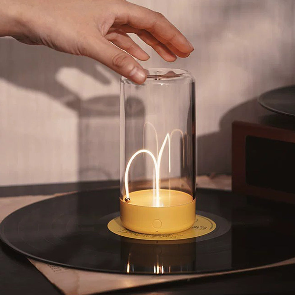 Lámpara de mesa inalámbrica con batería, diseño cilíndrico para decoración y luz.