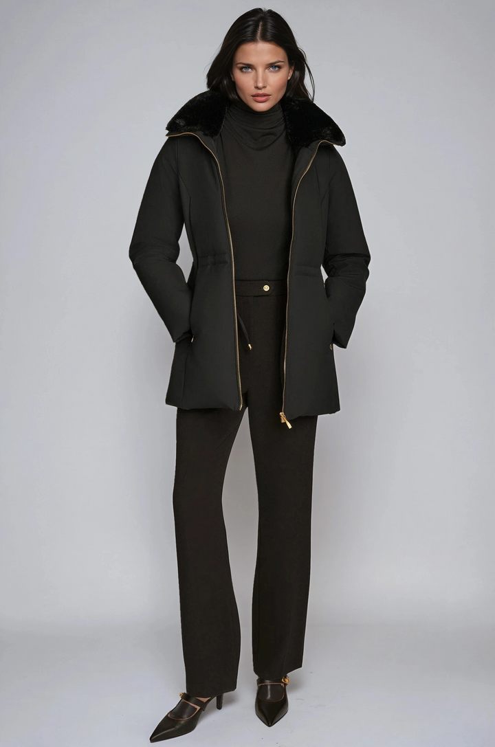 Mujer luciendo abrigo acolchado de invierno, combina protección y elegancia para el frío.