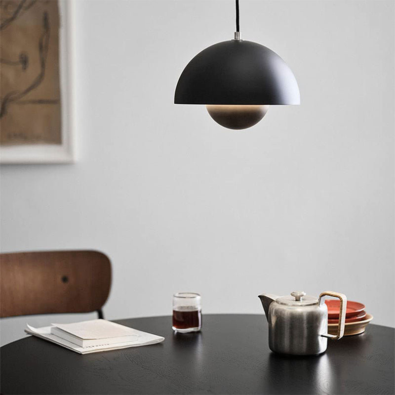 Iluminación colgante LED moderna, regulable para crear el ambiente deseado.