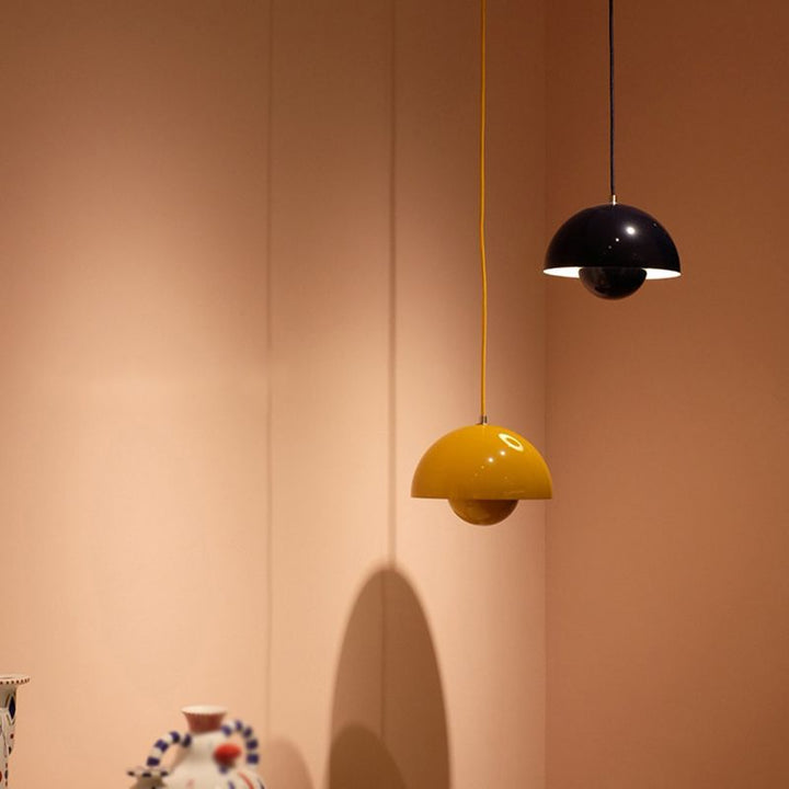Lámpara colgante moderna con tecnología LED, ideal para ambientes elegantes.