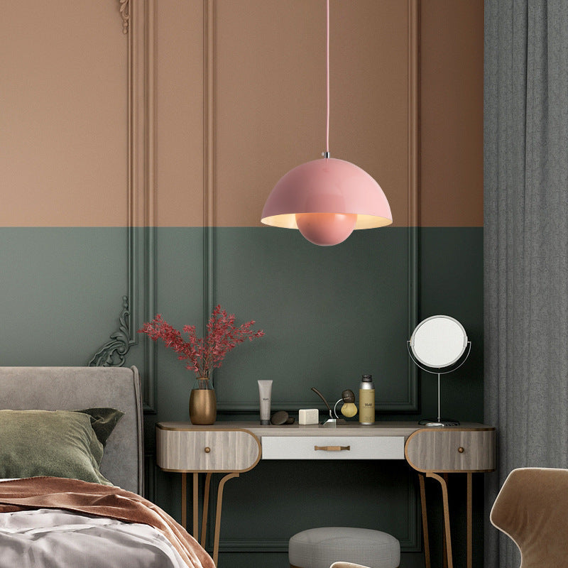 Lámpara colgante LED para hogar, diseño moderno que crea ambiente elegante.