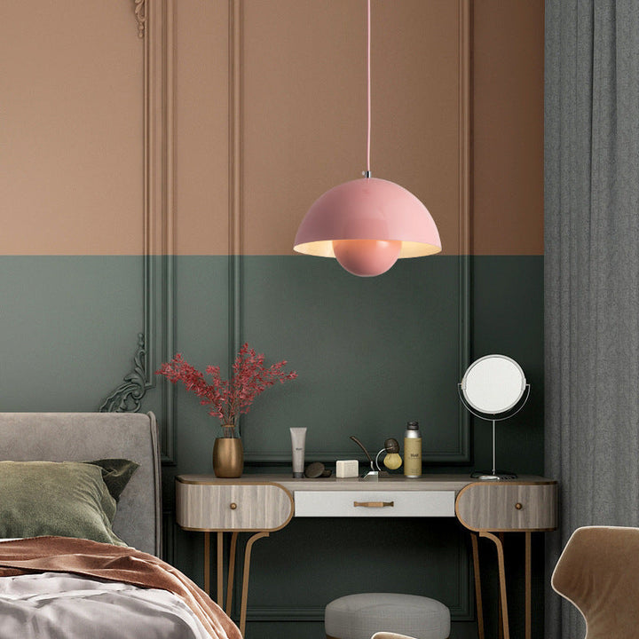 Lámpara colgante LED para hogar, diseño moderno que crea ambiente elegante.
