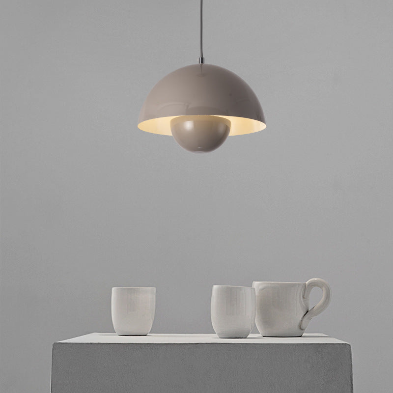 Lámpara de diseño moderno LED, aporta luz ambiental y estilo al salón.