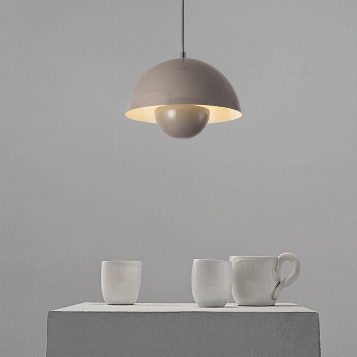 Lámpara de diseño moderno LED, aporta luz ambiental y estilo al salón.
