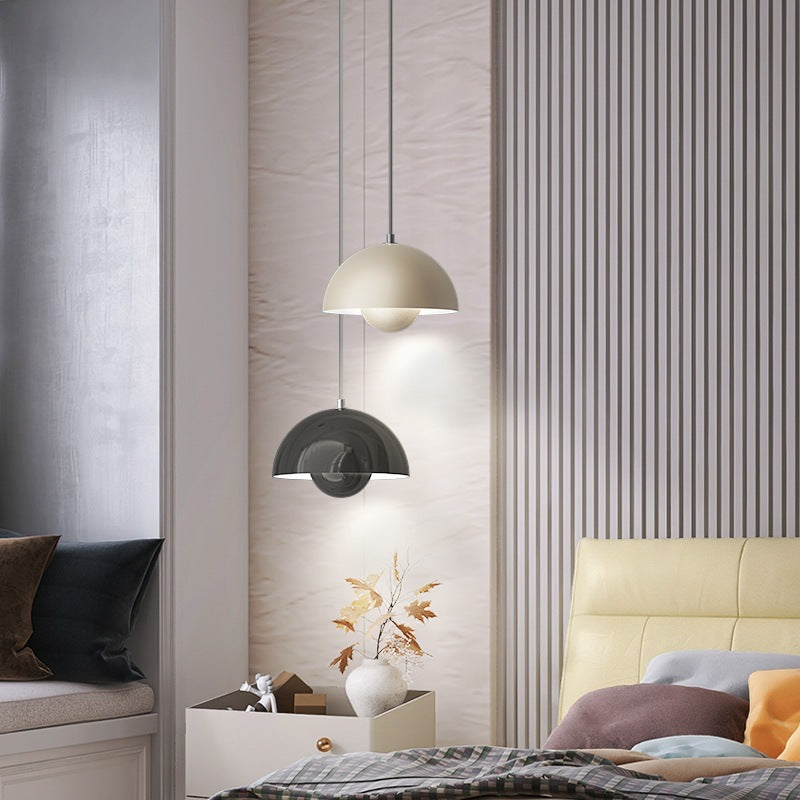 Diseño LED colgante para hogar, iluminación moderna y regulable con estilo.