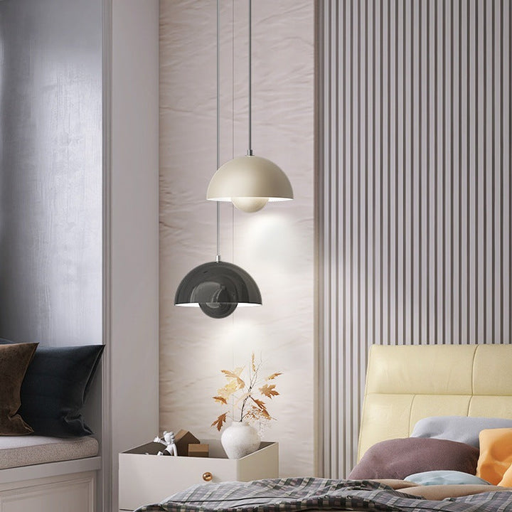 Diseño LED colgante para hogar, iluminación moderna y regulable con estilo.