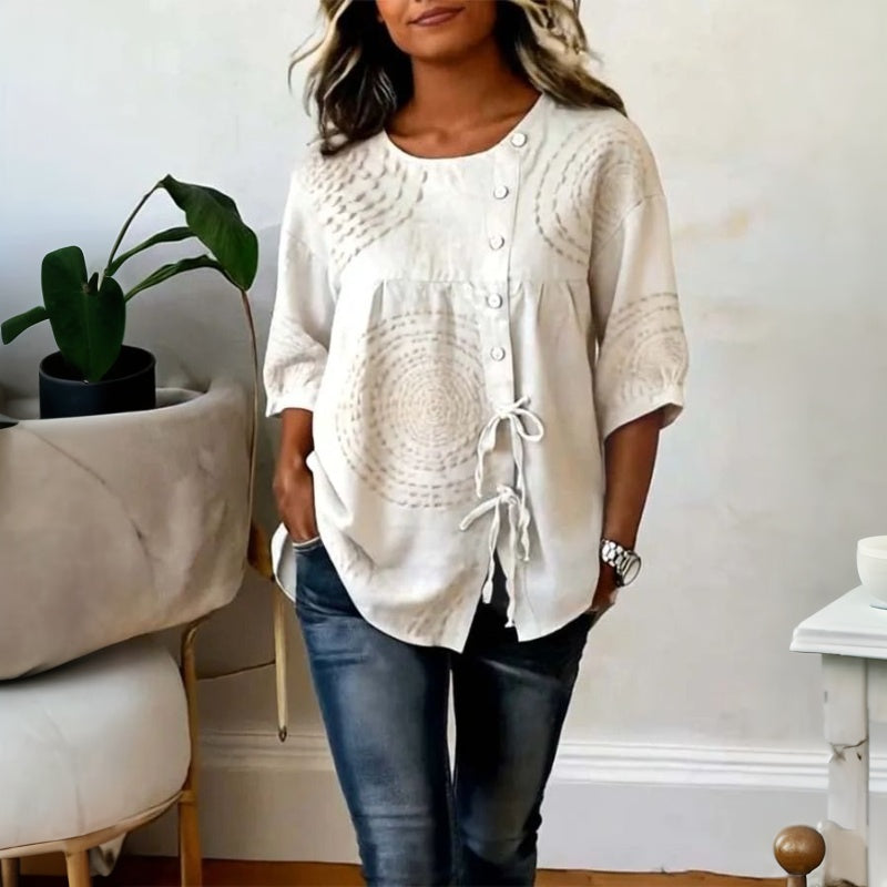 Blusa beige vintage bordada de mujer, estilo casual y chic, perfecta para un look de primavera.