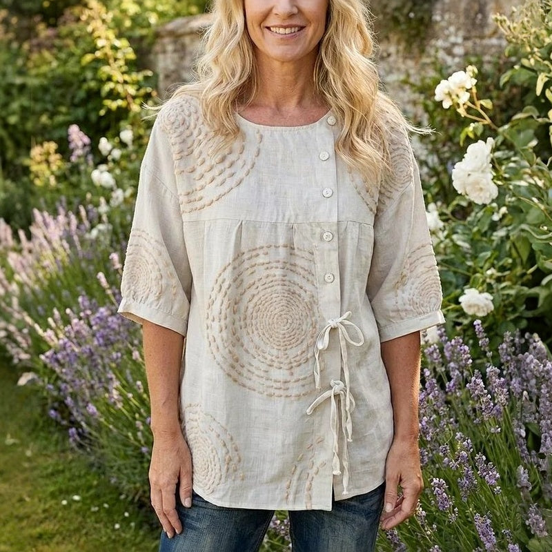 Blusa de mujer vintage bordada, color beige, estilo casual versátil para días de primavera y verano.