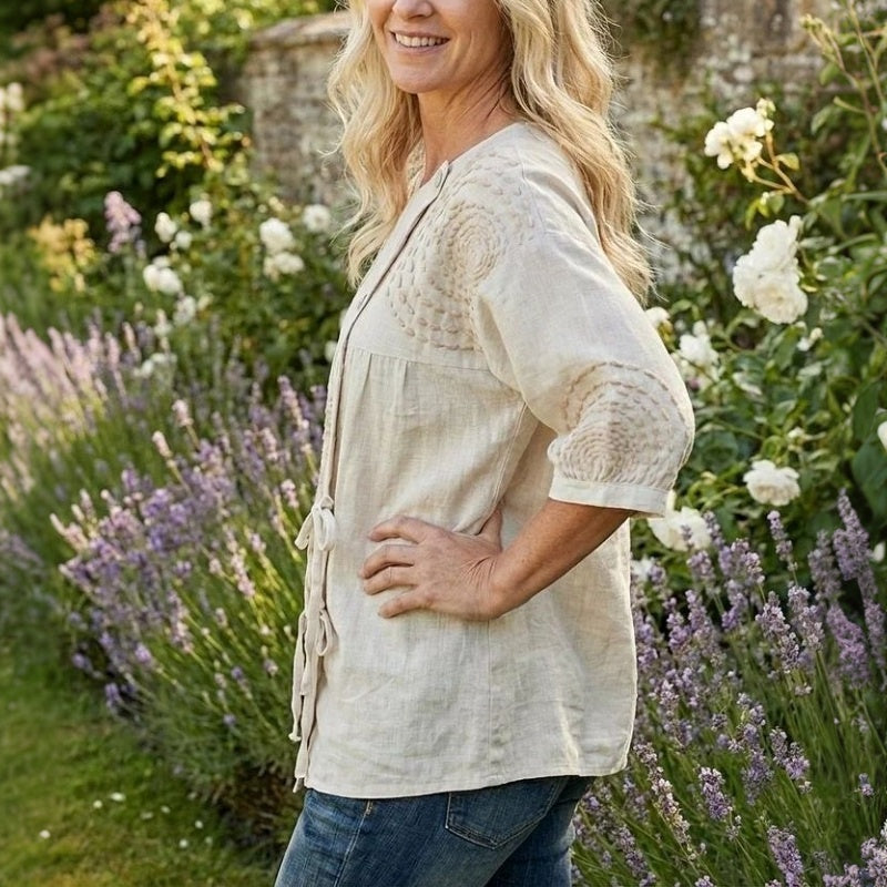 Blusa vintage holgada para mujer, bordado elegante en beige, perfecta para un estilo casual de verano.
