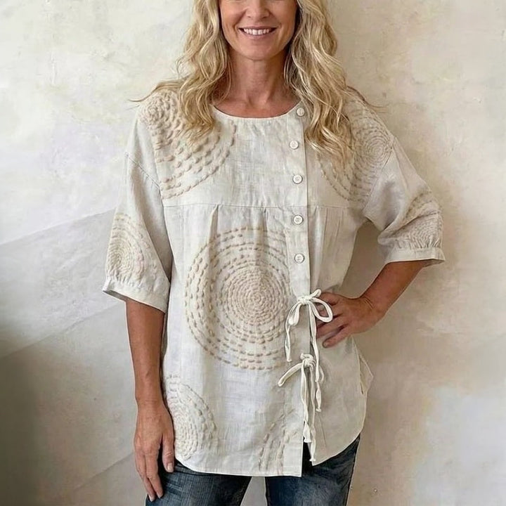 Blusa bordada vintage para mujer en tono beige, diseño casual y fresco, ideal para primavera y verano.