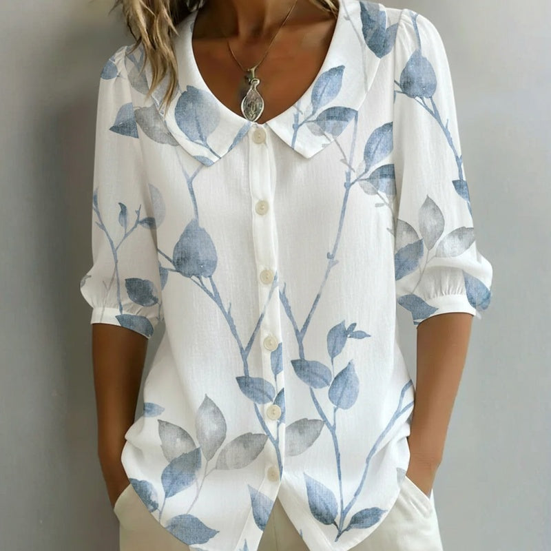 Blusa casual de mujer con estampado de hojas verdes y manga tres cuartos, ideal para primavera y verano.