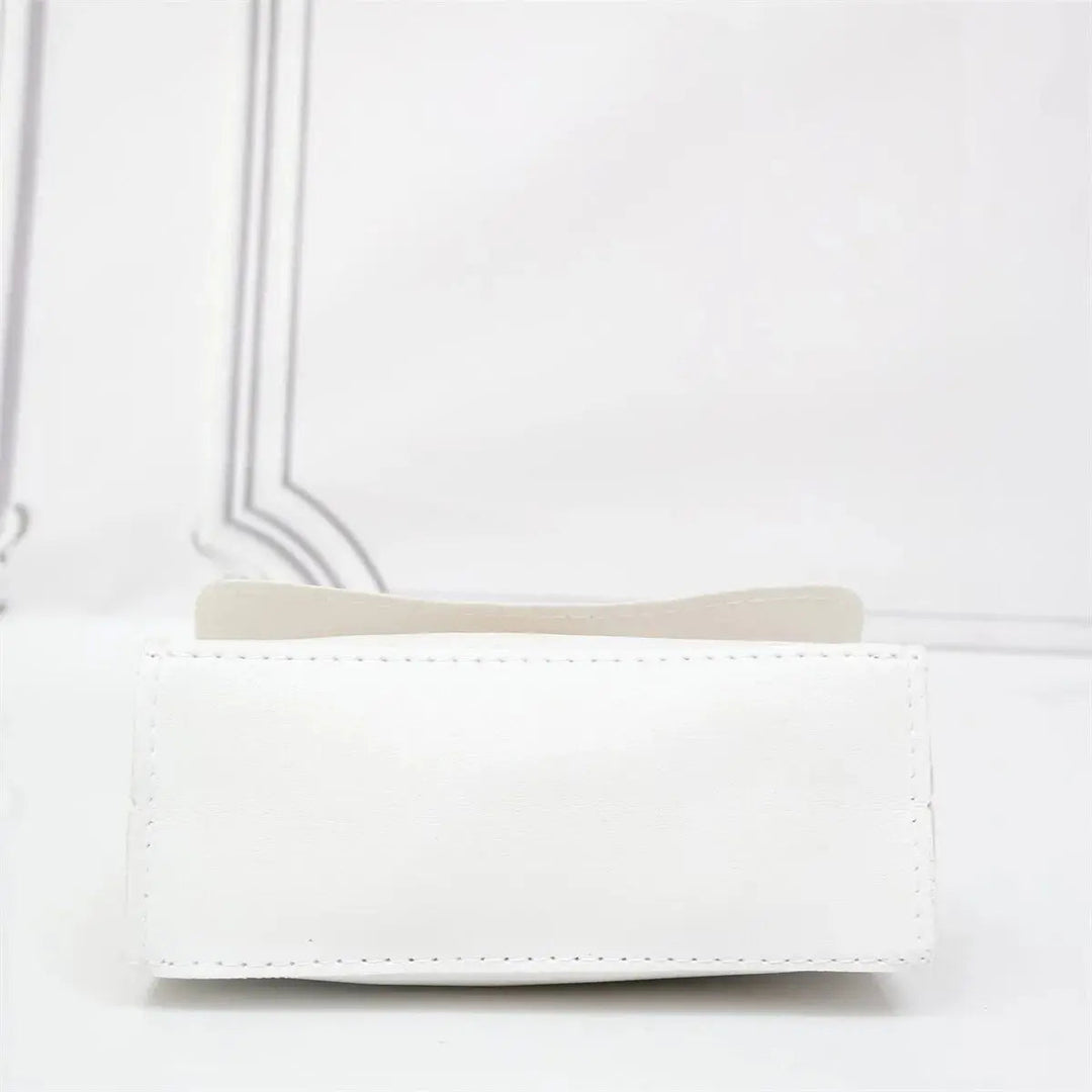 Bolso de mujer sintético color negro, con cadena metálica y pañuelo estampado. Ideal para ocasiones elegantes.