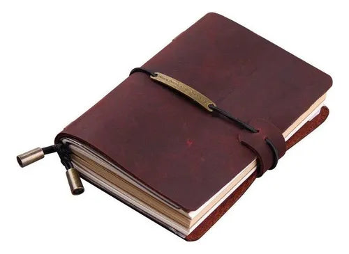 Cuaderno de viaje de cuero marrón recargable, ideal para notas y diario personal o profesional.