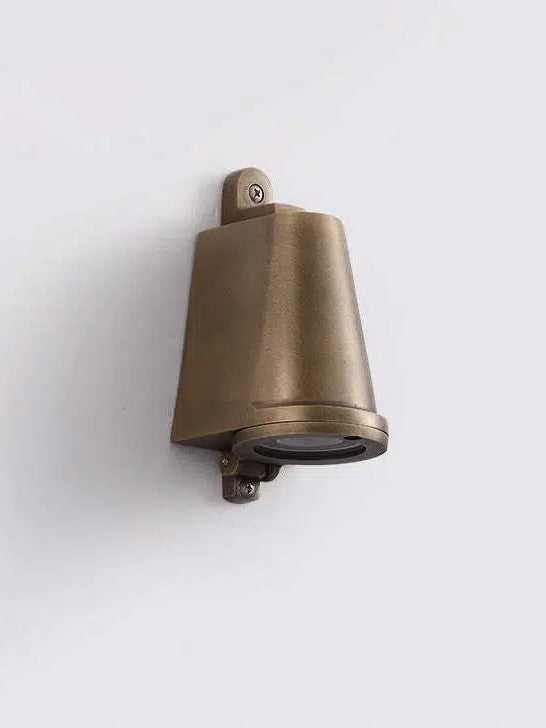 Aplique de pared exterior industrial, acabado vintage. Iluminación impermeable en forma de campana.