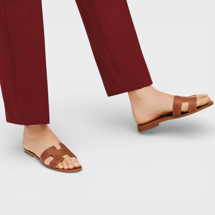 Vista lateral de sandalias planas ELENA de mujer, estilo H. Calzado de verano elegante y versátil para cualquier outfit.