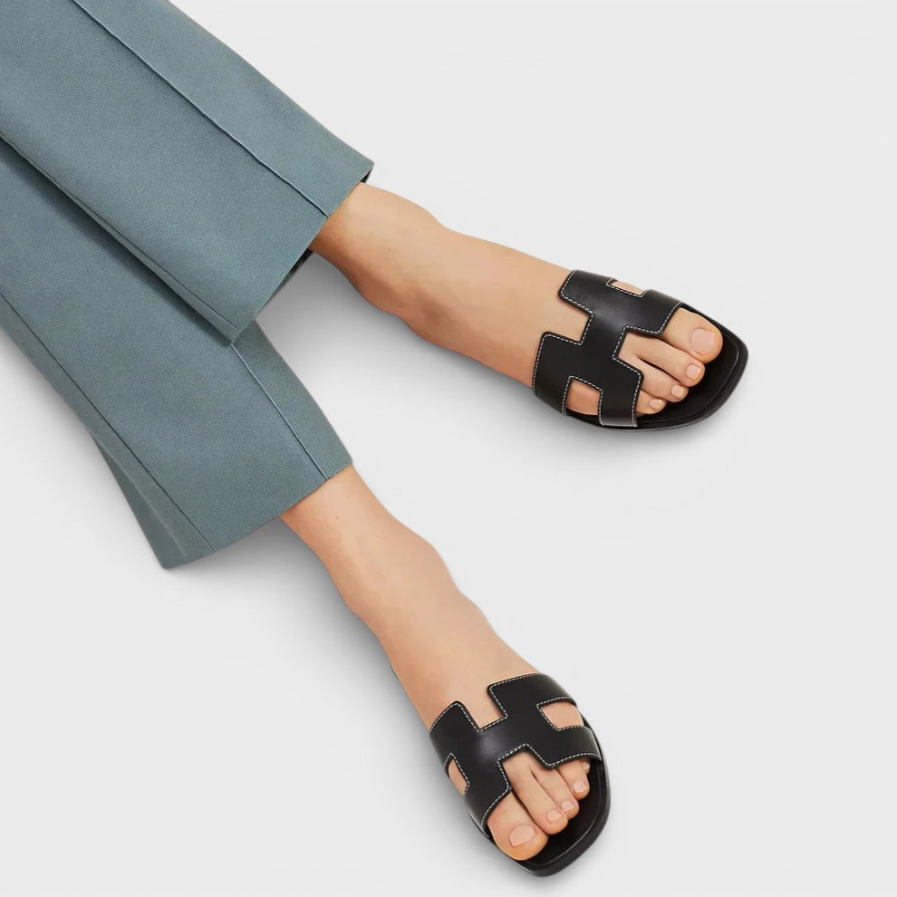 Sandalias planas de mujer ELENA, estilo H. Calzado de verano casual y cómodo para pasear.